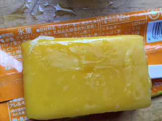 「セブンプレミアム まるでマンゴーを冷凍したような食感のアイスバー 袋70ml」のクチコミ画像 by 好物は栗さん