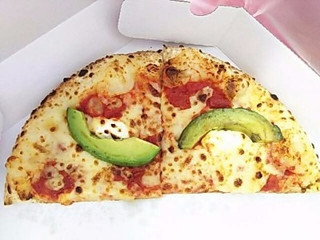 「ピザハット Express 生ハムとフレッシュアボカドのピザ ～濃厚クリームチーズ仕立て～ 1包装」のクチコミ画像 by いちごみるうさん