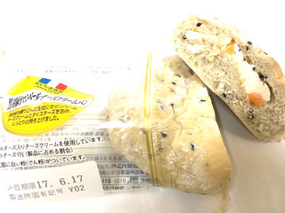 「ヤマザキ おいしさ宣言 黒胡麻カマンベールチーズクリームパン 袋1個」のクチコミ画像 by レビュアーさん