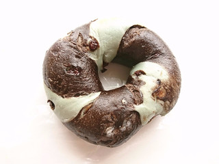 「BAGEL＆BAGEL チョコミント×コーヒーフラワーチョコベーグル」のクチコミ画像 by いちごみるうさん