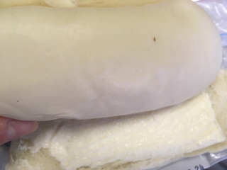 「ヤマザキ もちもちとした白いロールパン ミルククリーム 袋1個」のクチコミ画像 by たかはっさんさん