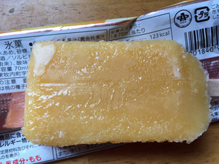 「セブンプレミアム まるで黄金桃を冷凍したような食感のアイスバー 袋70ml」のクチコミ画像 by 好物は栗さん