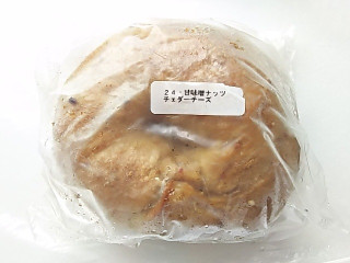 「KARIN BAGEL 甘味噌ナッツチェダーチーズベーグル 袋1個」のクチコミ画像 by いちごみるうさん