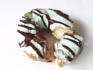 「DUMBO DOUGHNUTSandCOFFEE チョコミントドーナツ」のクチコミ画像 by いちごみるうさん