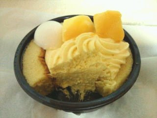「ローソン Uchi Cafe’ SWEETS × ICE MONSTER マンゴーのロールケーキ」のクチコミ画像 by やっぺさん