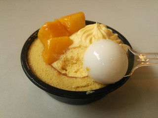 「ローソン Uchi Cafe’ SWEETS × ICE MONSTER マンゴーのロールケーキ」のクチコミ画像 by はるるそらさん
