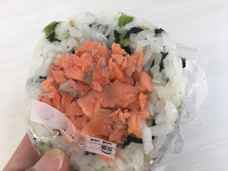 「セブン-イレブン 紅鮭と青菜のおむすび」のクチコミ画像 by あんめろんさん