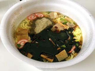 「マルちゃん でかまる BLACK 黒胡椒醤油ラーメン カップ126g」のクチコミ画像 by gggさん