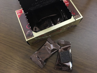 「明治 チョコレート効果 カカオ72％ 粗くだきカカオ豆 箱40g」のクチコミ画像 by あんめろんさん