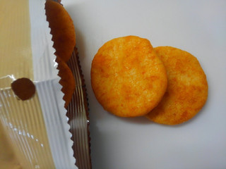 「セブンプレミアム 濃厚チーズ煎餅 袋62g」のクチコミ画像 by レビュアーさん