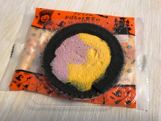 「ローソン プレミアムかぼちゃ＆紫芋のロールケーキ」のクチコミ画像 by やにゃさん