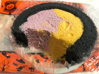 「ローソン プレミアムかぼちゃ＆紫芋のロールケーキ」のクチコミ画像 by やにゃさん