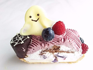 「カフェコムサ ハロウィンゴーストタウン バナナと紫芋のケーキ」のクチコミ画像 by いちごみるうさん