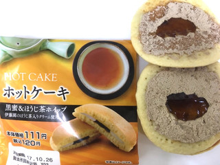 「ローソン ホットケーキ 黒蜜＆ほうじ茶ホイップ 伊藤園のほうじ茶入りクリーム使用」のクチコミ画像 by レビュアーさん