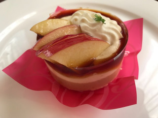 「ローソン Uchi Cafe’ SWEET 青森県産りんごとキャラメルのケーキ」のクチコミ画像 by まよたん さん