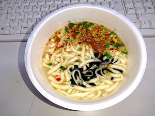 「日清のどん兵衛 豚骨うどん 焦がしにんにく油仕立て カップ85g」のクチコミ画像 by Kutz-Changさん