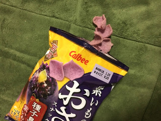 「カルビー 紫いものおさつスナック はちみつバター風味 袋50g」のクチコミ画像 by あぴこさん