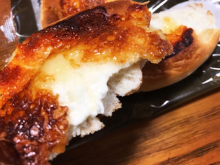 「ローソン 焼チーズパン カマンベールチーズクリーム」のクチコミ画像 by みむぅさん