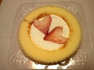 「ローソン Uchi Cafe’ SWEETS プレミアムロールケーキ いちごのせ」のクチコミ画像 by やっぺさん