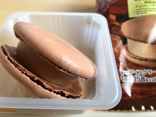 「セブンプレミアム チョコレートマカロン アイス 袋1個」のクチコミ画像 by TOMIさん