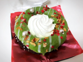 「ローソン Uchi Cafe’ SWEETS 緑のクリスマスリースのケーキ」のクチコミ画像 by gggさん