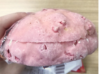 「ローソン いちごのメロンパン いちごクリーム＆ホイップ」のクチコミ画像 by やにゃさん