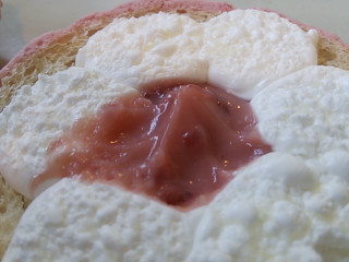 「ローソン いちごのメロンパン いちごクリーム＆ホイップ」のクチコミ画像 by はるるそらさん