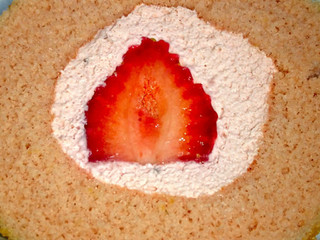 「ローソン プレミアムあまおう苺のロールケーキ」のクチコミ画像 by Kutz-Changさん