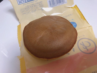 「モンテール 小さな洋菓子店 もちもちのどら焼 北海道バター餡 袋1個」のクチコミ画像 by gggさん