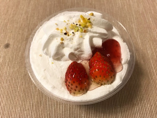 「ドンレミー ごちそう果実苺のショートケーキ カップ1個」のクチコミ画像 by やにゃさん