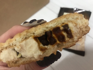 「セブンプレミアム バターが贅沢に香るクッキーサンド 塩キャラメル味 袋60g」のクチコミ画像 by SweetSilさん