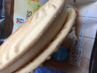 「セブンプレミアム バターが贅沢に香るクッキーサンド 塩キャラメル味 袋60g」のクチコミ画像 by 好物は栗さん