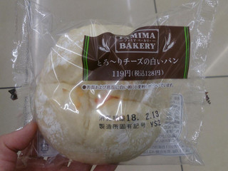 「ファミリーマート とろーりチーズの白いパン」のクチコミ画像 by レビュアーさん