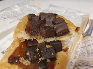 「ローソン キャラメルの風味豊かなチョコレートパイ」のクチコミ画像 by gggさん