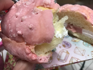 「ローソン いちごのメロンパン いちごクリーム＆ホイップ」のクチコミ画像 by SweetSilさん