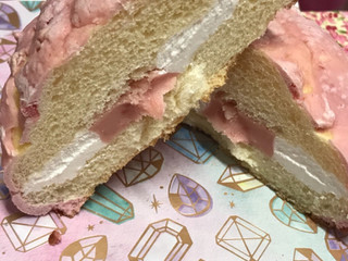「ローソン いちごのメロンパン いちごクリーム＆ホイップ」のクチコミ画像 by SweetSilさん