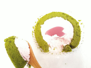 「ローソン 桜と抹茶のロールケーキ はる・はろう・ろうる」のクチコミ画像 by いちごみるうさん