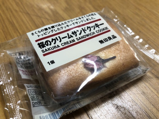 「無印良品 桜のクリームサンドクッキー 袋1個」のクチコミ画像 by ちいぼうさん