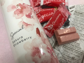 「ネスレ キットカット ショコラトリースペシャル サクラ苺 箱5枚」のクチコミ画像 by SweetSilさん