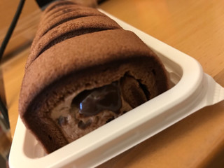 「ローソン Uchi Cafe’ SWEETS もち食感ロール ショコラ」のクチコミ画像 by chie01さん