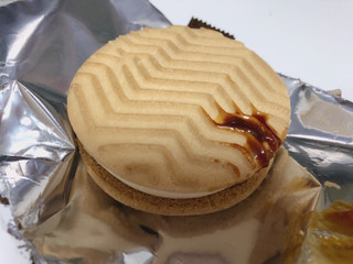 「セブンプレミアム バターが贅沢に香るクッキーサンド 塩キャラメル味 袋60g」のクチコミ画像 by gggさん