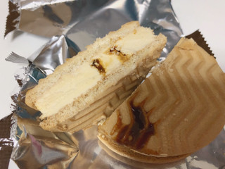 「セブンプレミアム バターが贅沢に香るクッキーサンド 塩キャラメル味 袋60g」のクチコミ画像 by gggさん