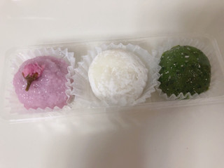 「セブン-イレブン 春の三色餅 桜餅・あん餅・草餅」のクチコミ画像 by gggさん