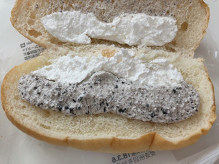 「ヤマザキ クッキー＆クリーム コッペパン 袋1個」のクチコミ画像 by gggさん
