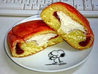 「ファミリーマート ファミマ・ベーカリー シュークリームみたいなパン いちご＆ホイップ」のクチコミ画像 by Kutz-Changさん