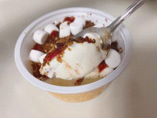 「セブン-イレブン マックス ブレナー ストロベリーホワイトチョコレートチャンクアイスクリーム」のクチコミ画像 by gggさん