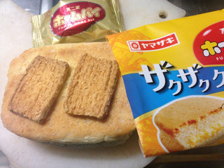 「ヤマザキ ザクザククッキーパン 練乳クリーム ホームパイ使用 袋1個」のクチコミ画像 by めーぐーさん