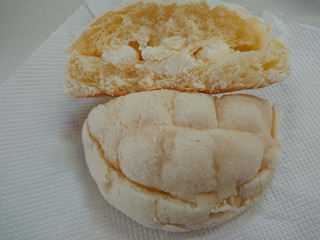 「ローソン 白いメロンパン 北海道産生クリーム使用」のクチコミ画像 by SANAさん