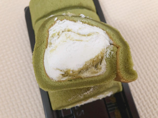 「ローソン Uchi Cafe’ SWEETS もち食感ロール 宇治抹茶＆ホワイトチョコ風味クリーム」のクチコミ画像 by gggさん