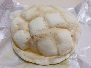 「ローソン 白いメロンパン 北海道産生クリーム使用」のクチコミ画像 by gggさん